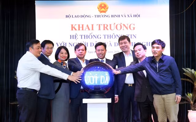 Khai trương hệ thống thông tin kết nối với người dân và DN