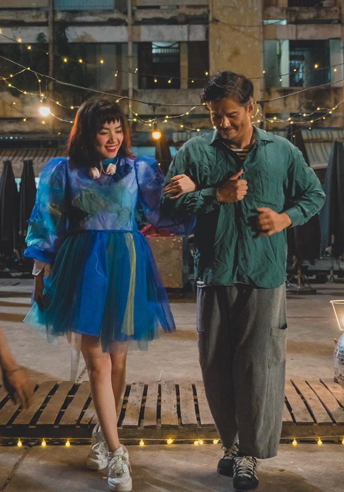 Đôi vợ chồng Cosplay người nhện dắt nhau lên thác Bản Giốc tập Yoga: thế giới của những người yêu nhau thật khó hiểu