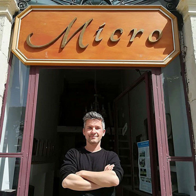 Nghệ sĩ này đem cả thế giới tí hon vào những chiếc đồng hồ cũ hỏng, kết quả ngoài cả sức tưởng tượng! - Ảnh 1.