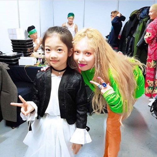 Hiếm hoi lắm mới thấy cả 7 nam thần BTS "ngã vào bể tình" vì một "bóng hồng" như thế này! ảnh 3 Hiếm hoi lắm mới thấy cả 7 nam thần BTS ngã vào bể tình vì một bóng hồng như thế này!-4