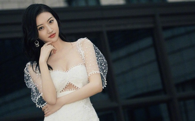 Khán giả phẫn nộ khi đạo diễn sàm sỡ Cảnh Điềm ảnh 1 Khán giả phẫn nộ khi đạo diễn sàm sỡ Cảnh Điềm