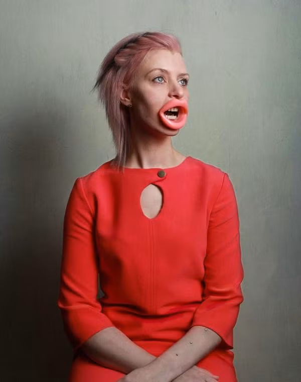 Khá rảnh, cô gái mua đồ làm đẹp về cho bạn thử nhưng lên ảnh lại tưởng cosplay Halloween - Ảnh 1.