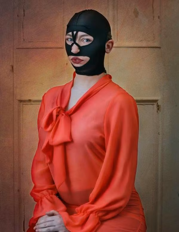 Khá rảnh, cô gái mua đồ làm đẹp về cho bạn thử nhưng lên ảnh lại tưởng cosplay Halloween - Ảnh 2.