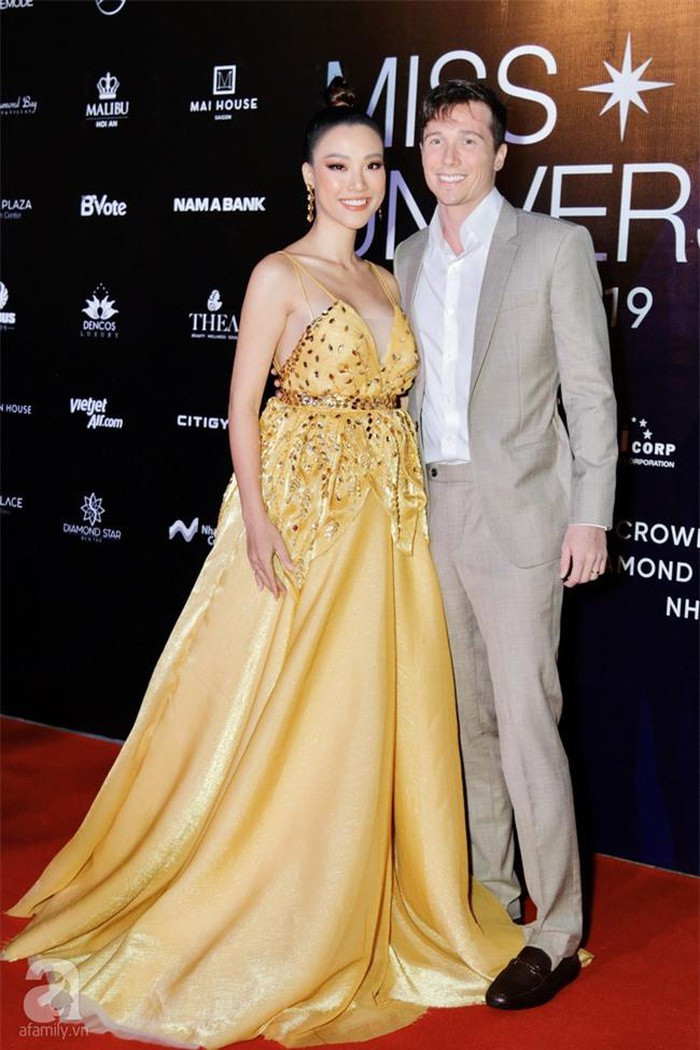 Loạt ảnh Á hậu Hoàng Oanh bụng bầu to khệ nệ bước đi trên thảm đỏ với nụ cười tươi rói ảnh 1