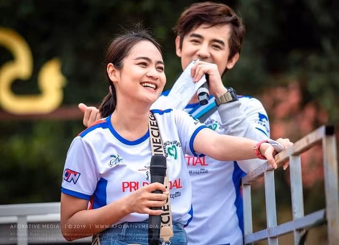 Cầu thủ U22 Campuchia có bạn gái là MC, diễn viên gợi cảm nổi tiếng ảnh 4