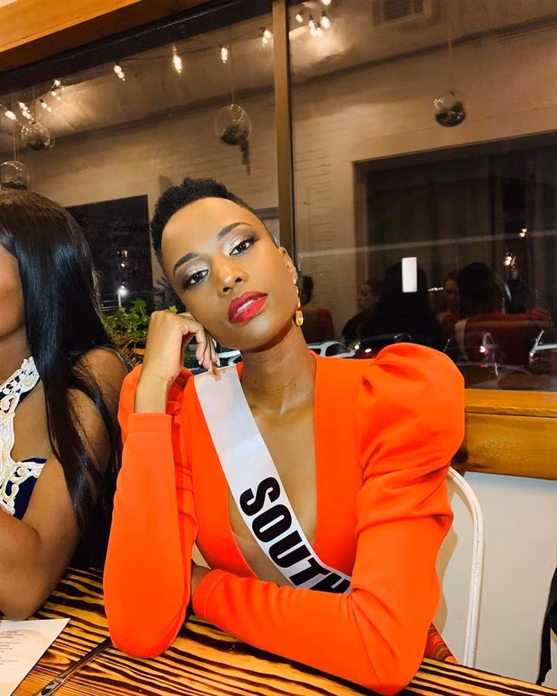 Nhan sắc độc và lạ của cô gái Nam Phi vừa đăng quang Hoa hậu Hoàn vũ 2019-16