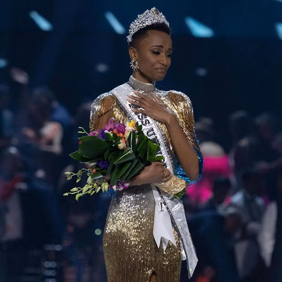 Nhan sắc độc và lạ của cô gái Nam Phi vừa đăng quang Hoa hậu Hoàn vũ 2019-2