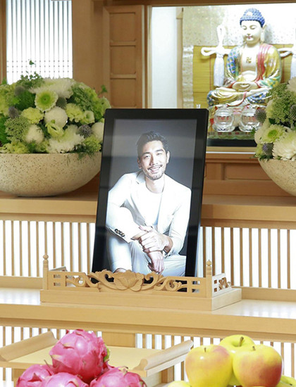 Gia đình chọn tấm ảnh Cao Dĩ Tường cười tươi làm di ảnh. Ảnh:Sina. Gia đình chọn tấm ảnh Cao Dĩ Tường cười tươi làm di ảnh vì muốn giữ hình tượng vui vẻ của anh khi còn sống. Ảnh: Sina.