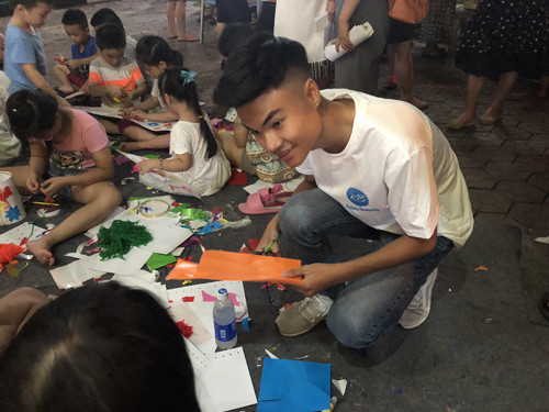 Minh Quân tham gia hoạt động đêm hội trăng rằm cùng các em thiếu nhi.