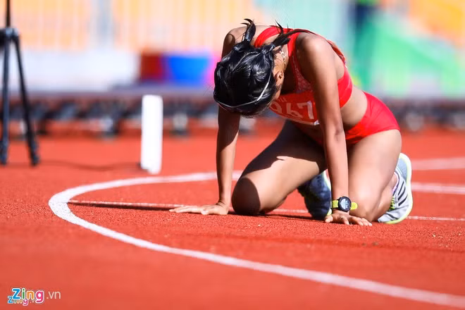 Sau khi hoàn thành cự ly thi đấu, Hồng Lệ kiệt sức và phải nhờ đến sự hỗ trợ từ y tế. Ảnh:Minh Chiến.