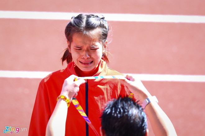 Cô gái đất võ bật khóc khi đứng trên bục nhận huy chương. Ảnh:Minh Chiến. Cam phuc nu sinh DH Quy Nhon thi dau het minh tai SEA Games hinh anh 2