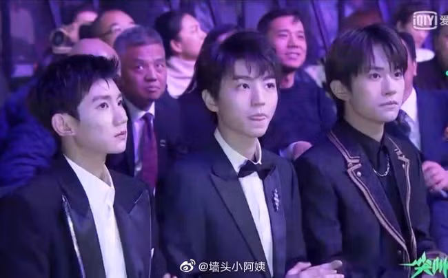 Fans náo động đòi trả vé, ngồi lì không chịu về vì ban tổ chức cắt tiết mục thần tượng - Ảnh 8.