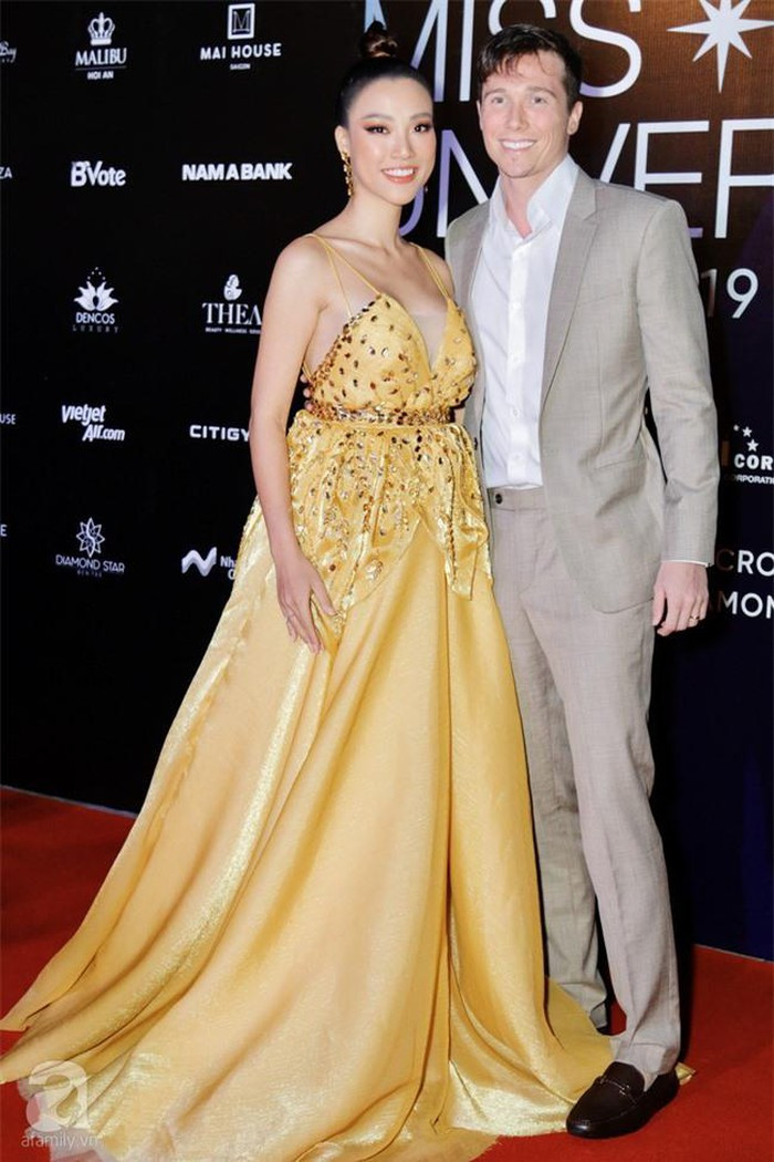 Loạt ảnh Á hậu Hoàng Oanh bụng bầu to khệ nệ bước đi trên thảm đỏ với nụ cười tươi rói ảnh 2