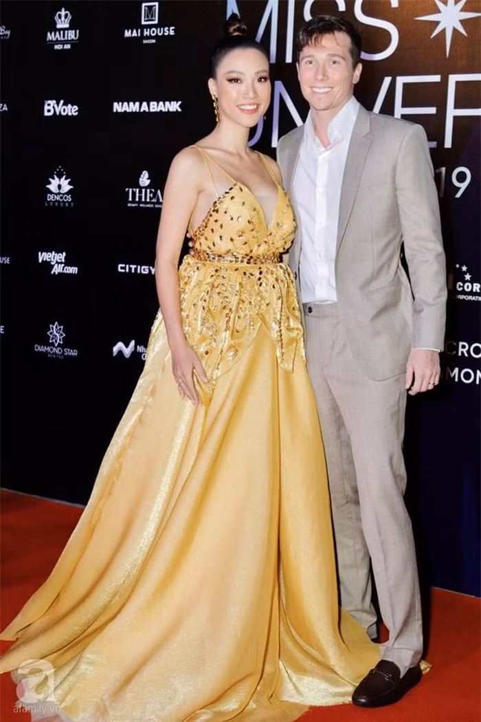 Loạt ảnh Á hậu Hoàng Oanh bụng bầu to khệ nệ bước đi trên thảm đỏ với nụ cười tươi rói ảnh 2