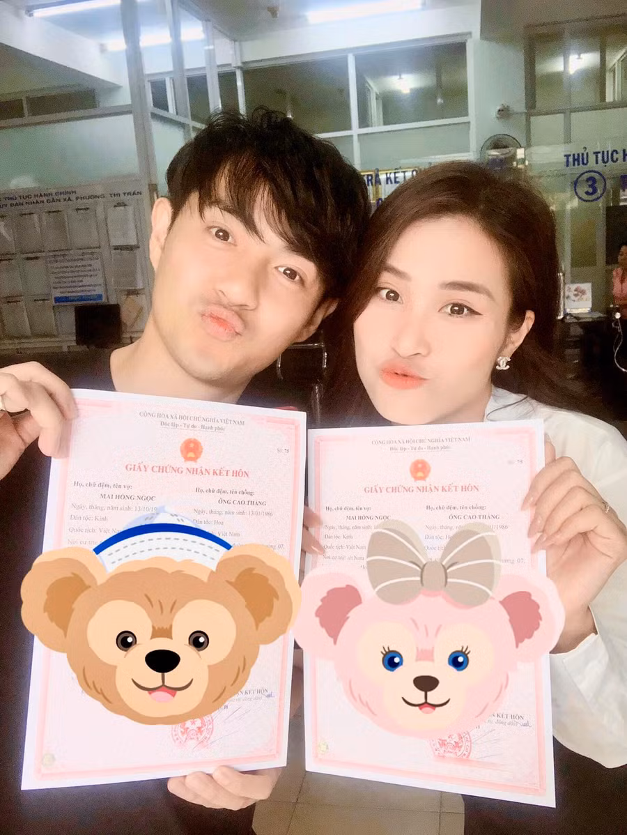 Đông Nhi và Ông Cao Thắng khoe giấy đăng kí kết hôn, bút sa thì...thành vợ chồng hợp pháp rồi