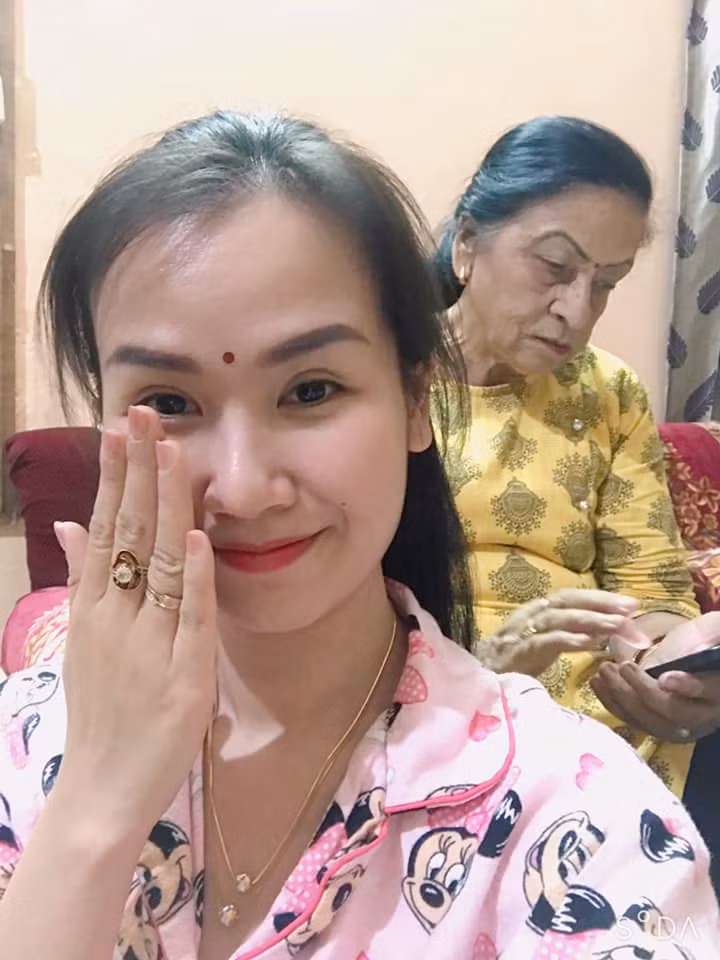 Võ Hạ Trâm được mẹ chồng người Ấn Độ cưng chiều hết mực, cô dâu số hưởng bật nhất showbiz Việt là đây!