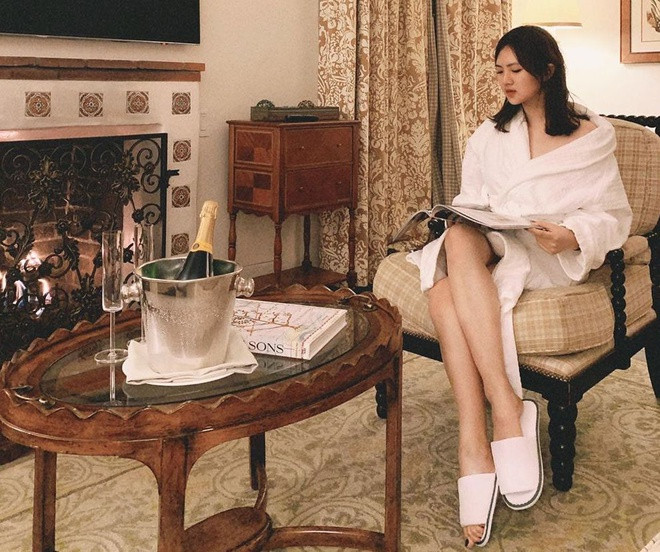 Annabel Yao sở hữu gương mặt xinh xắn tự nhiên và vóc dáng cân đối. Trên Instagram cá nhân, cô thường xuyên khoe hình ảnh về cuộc sống hàng ngày. Giống nhiều cô gái xuất thân giàu có khác, Yao có niềm đam mê đặc biệt với đồ hiệu và du lịch. Chia sẻ về dự định tương lai, 9X cho biết: "Tôi sẽ cố gắng tích hợp những kiến thức về công nghệ của mình vào công việc. Tôi không nghĩ mình sẽ trở thành kỹ sư phần mềm, có lẽ tôi sẽ làm quản lý nhiều hơn. Tôi thích xây dựng những mối quan hệ kết nối". Ai nu Huawei va cac tieu thu gia the giau co noi tieng the gioi hinh anh 4