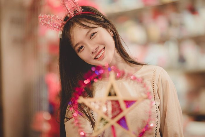 Vẻ đẹp "mong manh như sương sớm" của nữ sinh trường Đại học Y Hà Nội ảnh 8 Tin buồn cho các chàng trai là cô nàng đã có người yêu. Anh chàng không chỉ là người trợ giúp đắc lực cho cô gái trong học tập mà còn là người đứng sau tất cả những bức hình đẹp của Hoài Linh.