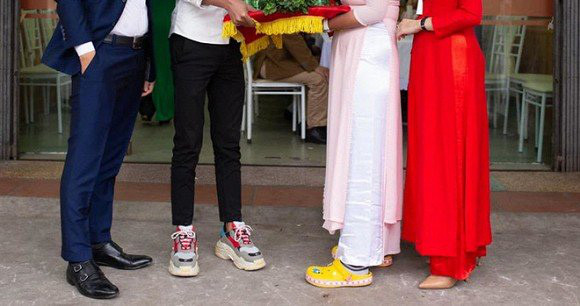 Dân mạng lại một lần nữa lắc đầu ngán ngẩm với style đi bê tráp của dàn nam thanh, nữ tú - Ảnh 2. Dân mạng lại một lần nữa lắc đầu ngán ngẩm với style đi bê tráp của dàn nam thanh, nữ tú - Ảnh 2.