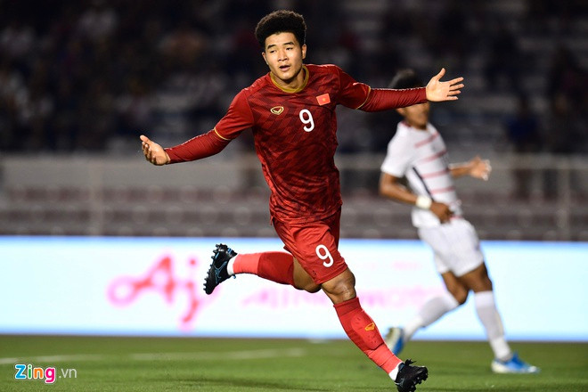 Bùi Tiến Dũng vừa bế con gái vừa cổ vũ cho U22 Việt Nam ảnh 1 Bui Tien Dung vua be con gai vua co vu cho U22 Viet Nam hinh anh 1