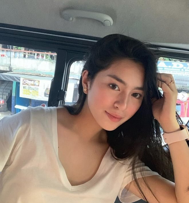 Không cần phải đắp đồ hiệu lên người, chỉ với nhan sắc này, Christine cũng đã gây chú ý