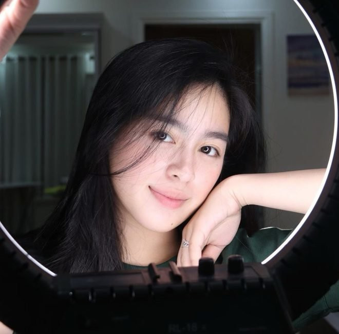 Mặt mộc không tì vết của Christine