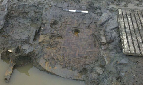 Chiếc giỏ đan bằng sợi sồi và liễu nằm dưới hố trũng. Ảnh: BBC.