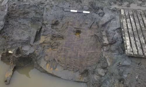 Chiếc giỏ đan bằng sợi sồi và liễu nằm dưới hố trũng. Ảnh:BBC. Chiếc giỏ đan bằng sợi sồi và liễu nằm dưới hố trũng. Ảnh: BBC.