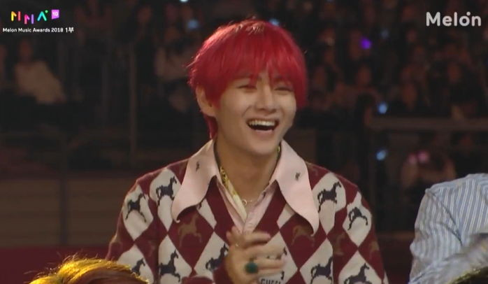 Hiếm hoi lắm mới thấy cả 7 nam thần BTS "ngã vào bể tình" vì một "bóng hồng" như thế này! ảnh 5 Hiếm hoi lắm mới thấy cả 7 nam thần BTS ngã vào bể tình vì một bóng hồng như thế này!-6