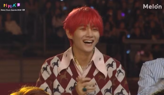 Hiếm hoi lắm mới thấy cả 7 nam thần BTS ngã vào bể tình vì một bóng hồng như thế này!-6