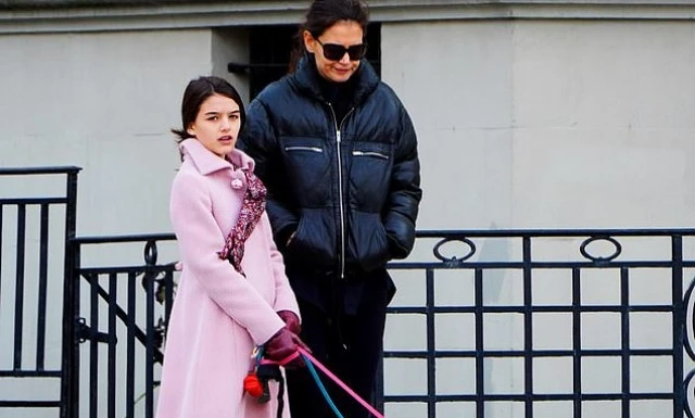 Suri Cruise thừa hưởng nhiều nét đẹp từ bố Tom Cruise và mẹ Katie Holmes.