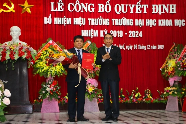  PGS.TS. Nguyễn Quang Linh- Giám đốc ĐH Huế trao quyết định bổ nhiệm PGS.TS. Võ Thanh Tùng làm Hiệu trưởng Trường ĐH KH Huế