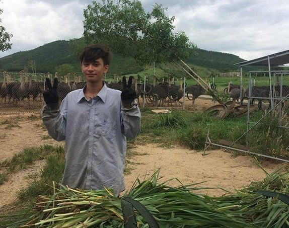 9X có thời gian làm việc trong một trang trại đà điểu. Ảnh: FBNV. MC mang dong mau Nga - Viet cua VTV tung noi tren mang gio ra sao? hinh anh 2 Daniel-Shulyndin-03.jpg