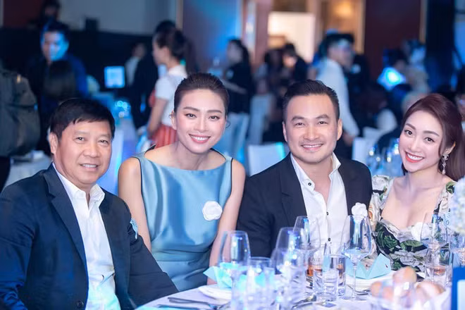 Chi Bao hanh phuc ben ban gai kem 16 tuoi hinh anh 9 