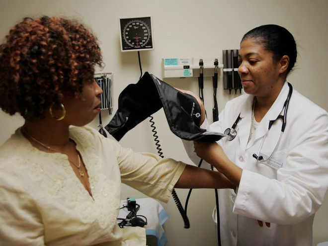 8. Trợ lý bác sĩ:Lương cứng của trợ lý bác sĩ thường rơi vào khoảng113.855 USD/năm. Người lao động cần hoàn thành chương trình cử nhân 4 năm (theo ngành Khoa học hoặc liên quan đến sức khỏe là tốt nhất), thêm 2-3 năm học chương trình đào tạo trợ lý bác sĩ trình độ thạc sĩ trước khi xin cấp giấy phép hành nghề. Ảnh:Getty. Sinh vien tot nghiep nganh Y kiem nhieu tien nhat o My hinh anh 8