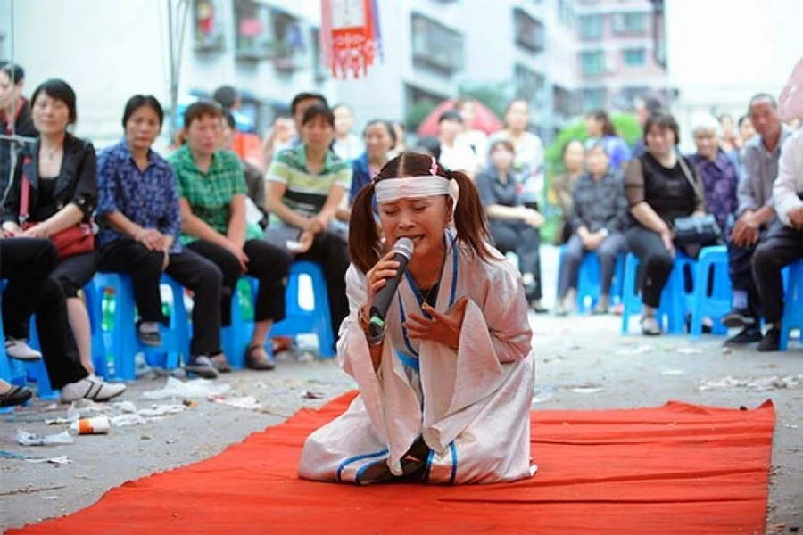 Người khóc thuê trong một đám tang. Ảnh minh hoạ