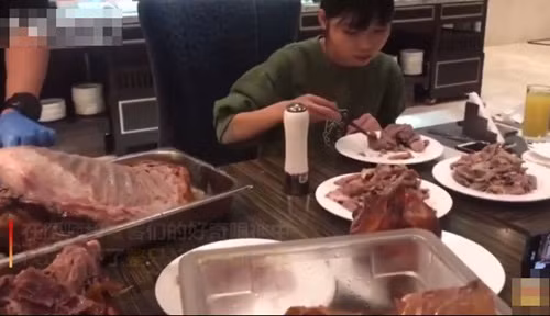 Ăn hết cả con cừu chỉ trong 1 bữa ăn, cô gái bị nhà hàng buffet cho vào danh sách đen vĩnh viễn - Ảnh 3.