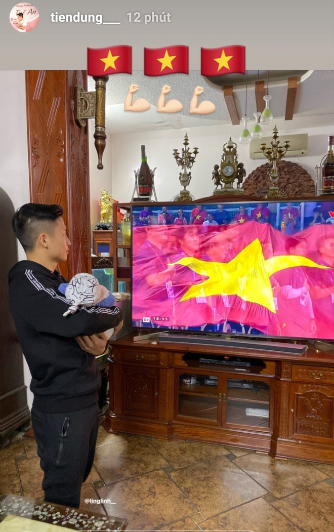 Trên trang cá nhân, cầu thủ Bùi Tiến Dũng đăng ảnh cổ vũ U22 Việt Nam. Hình ảnh nam trung vệ vừa bế con gái vừa cổ vũ cho thầy trò HLV Park khiến người hâm mộ vô cùng thích thú. Bui Tien Dung vua be con gai vua co vu cho U22 Viet Nam hinh anh 2