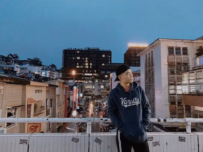 Dân mạng nhức mắt vì góc check-in nổi tiếng ở chợ Đà Lạt bị phá hoại, chằng chịt hình graffiti trên tường - Ảnh 7.