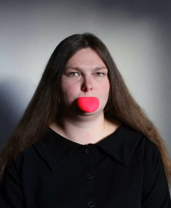 Khá rảnh, cô gái mua đồ làm đẹp về cho bạn thử nhưng lên ảnh lại tưởng cosplay Halloween - Ảnh 3.