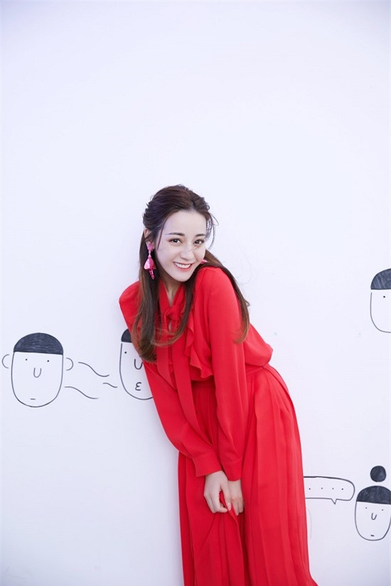 Ảnh hậu trường đẹp xuất sắc của Địch Lệ Nhiệt Ba gây sốt mạng xã hội - Ảnh 8 Ảnh hậu trường đẹp xuất sắc của Địch Lệ Nhiệt Ba gây sốt mạng xã hội - Ảnh 8