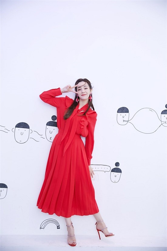 Ảnh hậu trường đẹp xuất sắc của Địch Lệ Nhiệt Ba gây sốt mạng xã hội - Ảnh 7 Ảnh hậu trường đẹp xuất sắc của Địch Lệ Nhiệt Ba gây sốt mạng xã hội - Ảnh 7