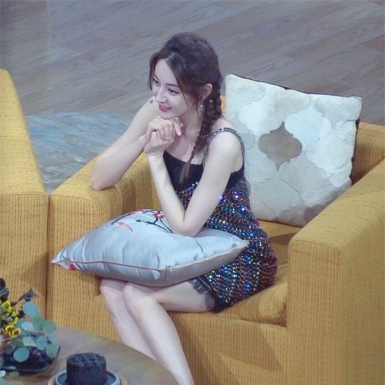 Ảnh hậu trường đẹp xuất sắc của Địch Lệ Nhiệt Ba gây sốt mạng xã hội - Ảnh 3 Ảnh hậu trường đẹp xuất sắc của Địch Lệ Nhiệt Ba gây sốt mạng xã hội - Ảnh 3