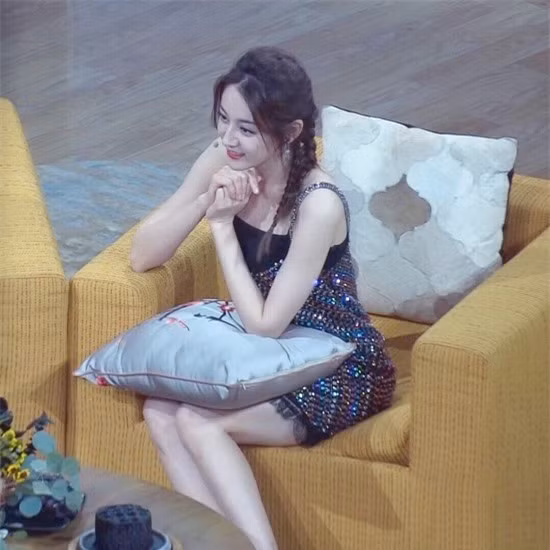 Ảnh hậu trường đẹp xuất sắc của Địch Lệ Nhiệt Ba gây sốt mạng xã hội - Ảnh 3