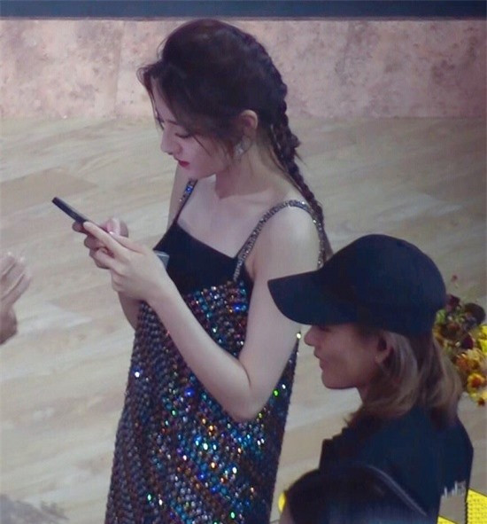 Ảnh hậu trường đẹp xuất sắc của Địch Lệ Nhiệt Ba gây sốt mạng xã hội - Ảnh 2 Ảnh hậu trường đẹp xuất sắc của Địch Lệ Nhiệt Ba gây sốt mạng xã hội - Ảnh 2