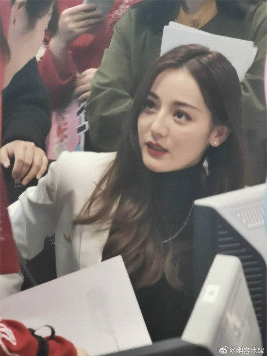 Ảnh hậu trường đẹp xuất sắc của Địch Lệ Nhiệt Ba gây sốt mạng xã hội - Ảnh 5 Ảnh hậu trường đẹp xuất sắc của Địch Lệ Nhiệt Ba gây sốt mạng xã hội - Ảnh 5