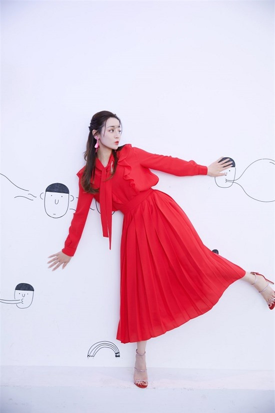 Ảnh hậu trường đẹp xuất sắc của Địch Lệ Nhiệt Ba gây sốt mạng xã hội - Ảnh 6 Ảnh hậu trường đẹp xuất sắc của Địch Lệ Nhiệt Ba gây sốt mạng xã hội - Ảnh 6