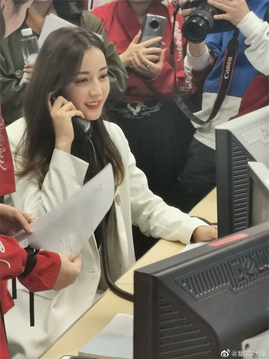 Ảnh hậu trường đẹp xuất sắc của Địch Lệ Nhiệt Ba gây sốt mạng xã hội - Ảnh 4 Ảnh hậu trường đẹp xuất sắc của Địch Lệ Nhiệt Ba gây sốt mạng xã hội - Ảnh 4