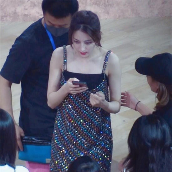 Ảnh hậu trường đẹp xuất sắc của Địch Lệ Nhiệt Ba gây sốt mạng xã hội - Ảnh 1 Ảnh hậu trường đẹp xuất sắc của Địch Lệ Nhiệt Ba gây sốt mạng xã hội - Ảnh 1