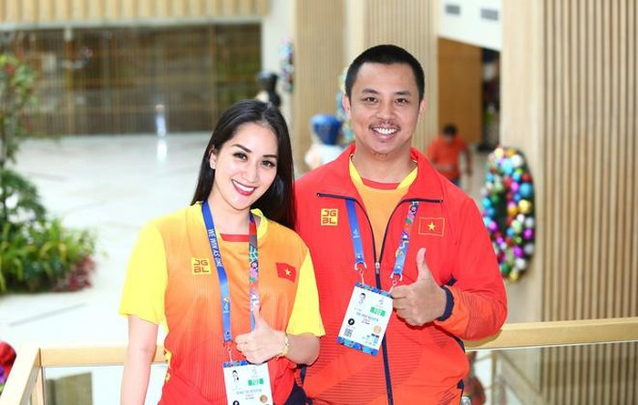 Khánh Thi đảm nhận vai trò huấn luyện viên.